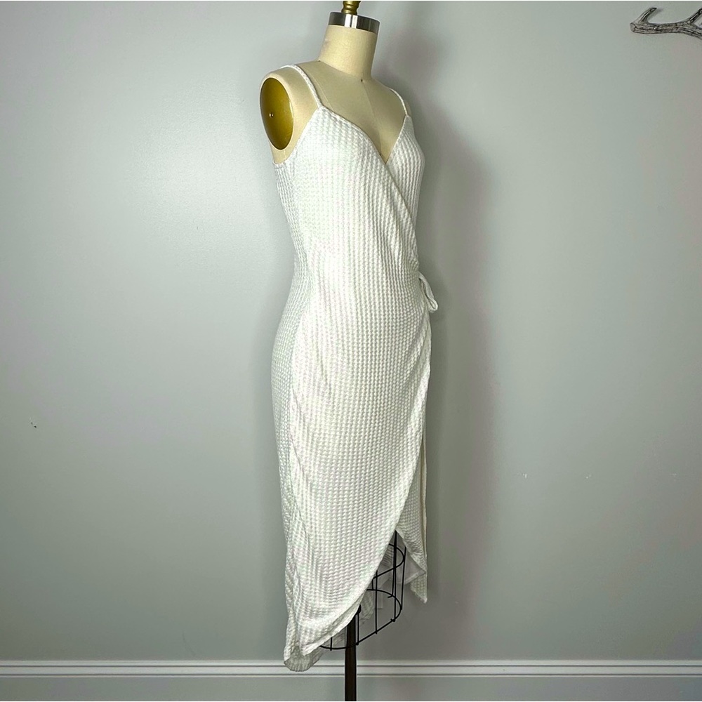 NWT JUSTFAB Sleeveless Wrap Cocktail Dress White / Silver Metallic Size Medium - Picture 4 of 11